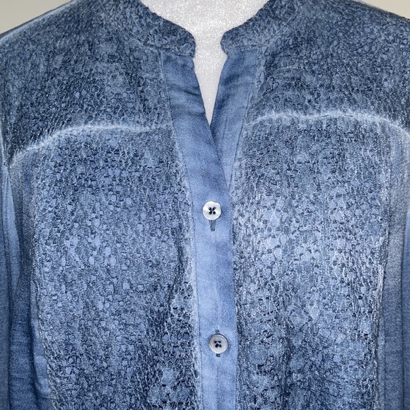 Chico’s Blue Lace Front Top Size 1 - Picture 2 of 8